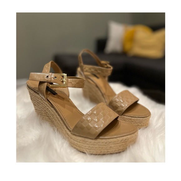Louis Vuitton Jute Wedges - Picture 4 of 17